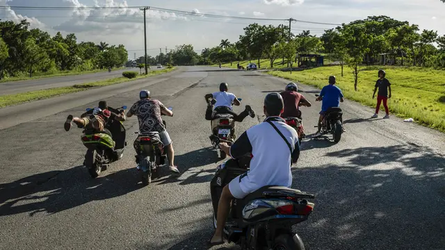 Sepeda Motor Listrik Membanjiri Havana di Tengah Kekurangan Solar