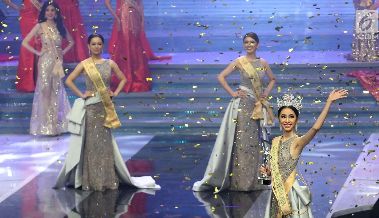 Finalis Nadia Purwoko dari Bengkulu (kanan) terpilih sebagai Miss Grand Indonesia 2018 didampingi finalis dari Sumatera Utara, Vivi Wijaya dan finalis dari DKI Jakarta, Stefani Cecilia Munte di JCC Jakarta, Sabtu (21/7)  (Liputan6.com/Angga Yuniar)