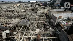 Pemandangan pascakebakaran pemukiman penduduk di kawasan Kapuk Muara, Penjaringan, Jakarta Utara, Senin (31/7/2023). Sebanyak 400 rumah terdampak akibat kebakaran dan setidaknya 1.000 orang dilaporkan mengungsi imbas kebakaran tersebut. (Liputan6.com/Johan Tallo)