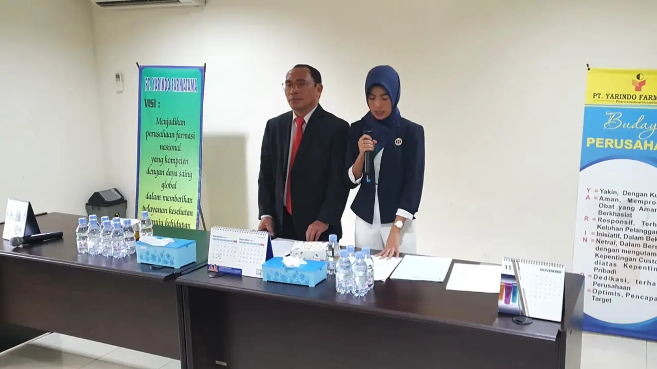 Manajer legal PT Yarindo Farmatama, Vitalis Jebarus saat memberika keterangan pers terkait penarikan izin edar obat. (Istimewa)