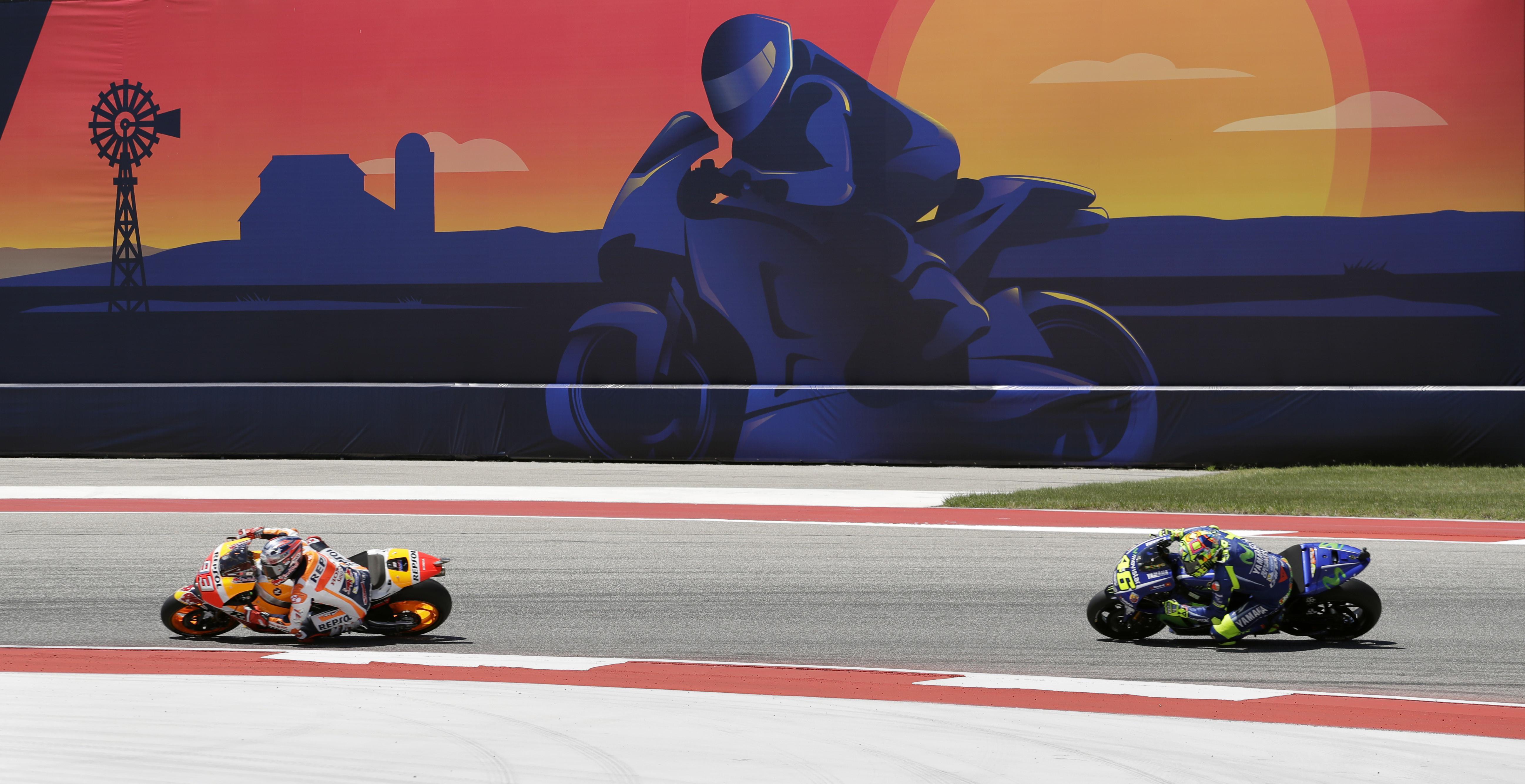 Pembalap Repsol Honda, Marc Marquez dan Valentino Rossi, rider Movistar Yamaha, pada MotoGP Austin 2017. (AP Photo/Eric Gay)