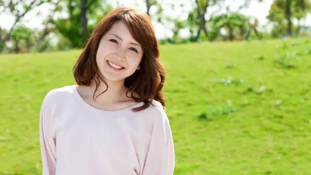 karismatik dewasa tersenyum santai