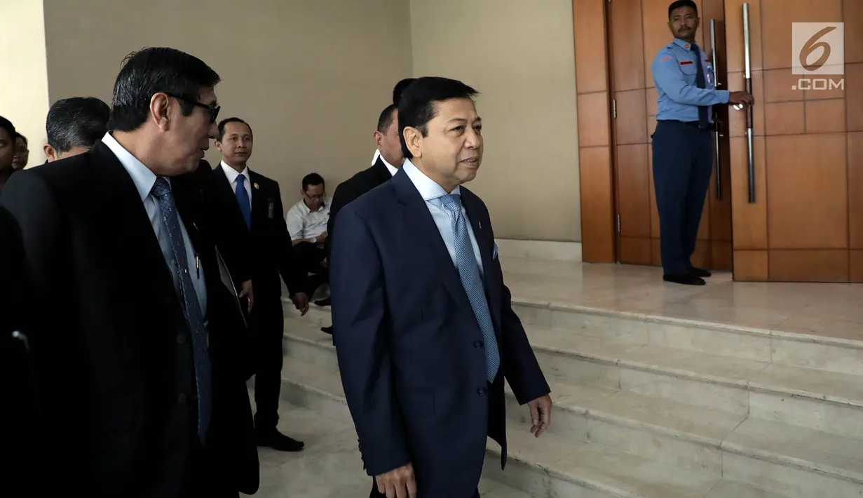 Ketua DPR Setya Novanto berbincang dengan Menkumham Yasonna Laoly sebelum rapat paripurna di kompleks parlemen, Jakarta, Kamis (20/7). Ini kali pertama Setnov menghadiri paripurna sejak ditetapkan sebagai tersangka e-KTP (Liputan6.com/Johan Tallo)