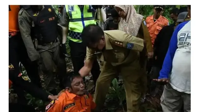 Anggota Basarnas kesurupan saat mencari korban Kalimpau (Fauzan/Liputan6.com)