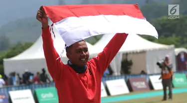 Atlet paralayang Indonesia, Jafro Megawanto berselebrasi seusai babak nomor ketepatan mendarat pria cabang Paralayang Asian Games 2018 di Gunung Mas, Puncak, Bogor, Jawa Barat, Kamis (23/8). Jafro sukses meraih medali emas. (Merdeka.com/Arie Basuki)