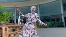 Setelah lulus dari sekolah fashion LPTB SUSAN BUDIHARDJO, Bella Shofie kini disibukkan dengan aktivitas mendesain baju. Ia pun mengembangkan clothing linenya sendiri. (Liputan6.com/IG/bellashofie_rigan)