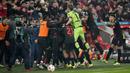 Pemain Bayer Leverkusen melakukan selebrasi setelah Jeremie Frimpong mencetak gol ketiga timnya ke gawang Bayern Munchen pada laga lanjutan Bundesliga 2023/2024 di BayArena, Leverkusen, Jerman, Minggu (11/02/2024) WIB. (AP Photo/Martin Meissner)