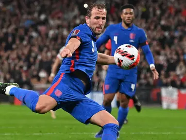 Inggris menang besar saat menjamu Albania pada laga lanjutan Grup I Kualifikasi Piala Dunia 2022. Harry Kane keluar sebagai bintang lapangan usai mamapu mencetak tiga gol atau hattrick. (AFP/Glyn Kirk)