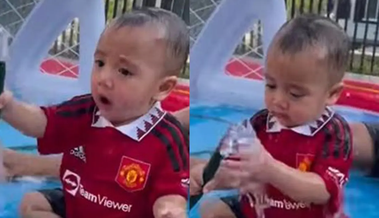 Kelucuan Cipung memang berhasil membuat warganet merasa gemas. Terlebih saat Cipung dengan serunya bermain air. Momen Cipung bermain air dengan mengenakan jersey Manchester United ini berhasil mengundang perhatian. (Liputan6.com/IG/raffinagita1717)