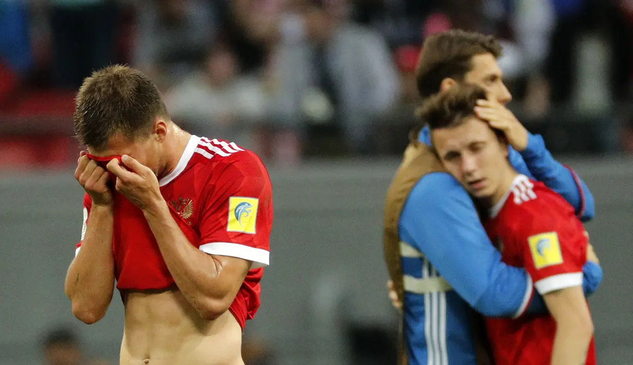 Sejumlah pemain Rusia tampak kecewa usai kalah dari Meksiko pada laga Grup A Piala Konfederasi 2017 di Kazan Arena, Kazan, Sabtu (24/6/2017). Rusia kalah 1-2 dari Meksiko. (EPA/Sergey Dolzhenko)