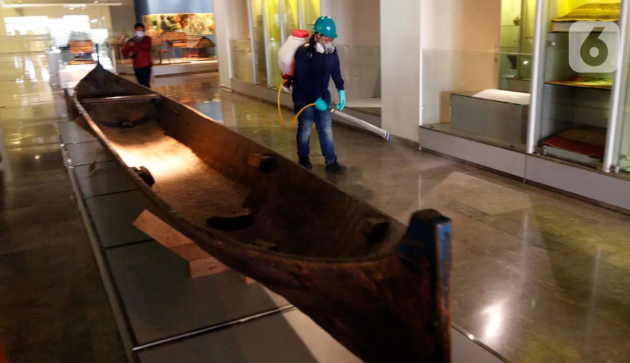 Petugas menyemprotkan cairan disinfektan di salah satu ruangan Museum Gajah atau Museum Nasional, Jakarta Pusat, Senin (16/3/2020). Penyemprotan yang dilakukan saat museum ditutup itu sebagai upaya mencegah penyebaran wabah virus Corona (COVID-19). (Liputan6.com/Johan Tallo)