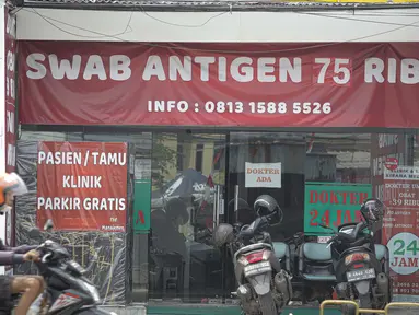 Harga tes swab dan PCR terpampang pada spanduk hingga baliho di depan fasilitas kesehatan kawasan Mampang Raya, Jakarta, Rabu (18/8/2021). Pemerintah resmi menurunkan harga tes swab PCR di Jawa Bali menjadi Rp 495 ribu dan di luar Jawa dan Bali menjadi Rp 550 Ribu. (Liputan6.com/Faizal Fanani)