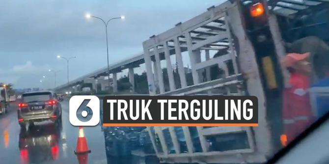 VIDEO: Macet, Truk Pembawa Galon Air Terguling di Tol Jagorawi