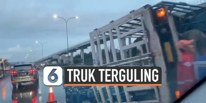 VIDEO: Macet, Truk Pembawa Galon Air Terguling di Tol Jagorawi