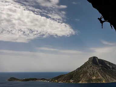 Peserta dalam Festival Mendaki tahunan 2019 di pulau Kalymnos (4/10/2019). Pemandangan yang menakjubkan dan kondisi cuaca yang bagus menjadikan pulau Kalymnos di Yunani sebagai tujuan utama bagi pemanjat tebing internasional dari semua tingkatan dengan lebih dari 2500 rute pendakian. (AFP Photo/Aris