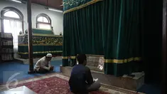 Pengunjung saat berdoa di makam Al Habib Husein bin Abubakar bin Abdillah Al 'Aydrus, Masjid Luar Batang di daerah Pasar Ikan, Jakarta, Selasa (7/6/2016). Dibulan Ramadhan Masjid ini ramai didatangi peziarah. (Liputan6.com/Faizal Fanani)