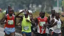 Peserta minum saat lomba lari Milo Jakarta International 2017 di kawasan Kuningan, Jakarta, Minggu (23/7/2017). Ajang lomba lari tersebut diikuti 15.000 peserta dengan kategori 5K, 10K dan Family Run 1,7K. (Bola.com/M Iqbal Ichsan)