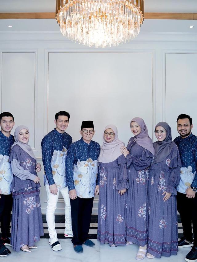 6 Potret Kenangan Irwansyah dan Ibunda, Sempat Video Call Sebelum Meninggal