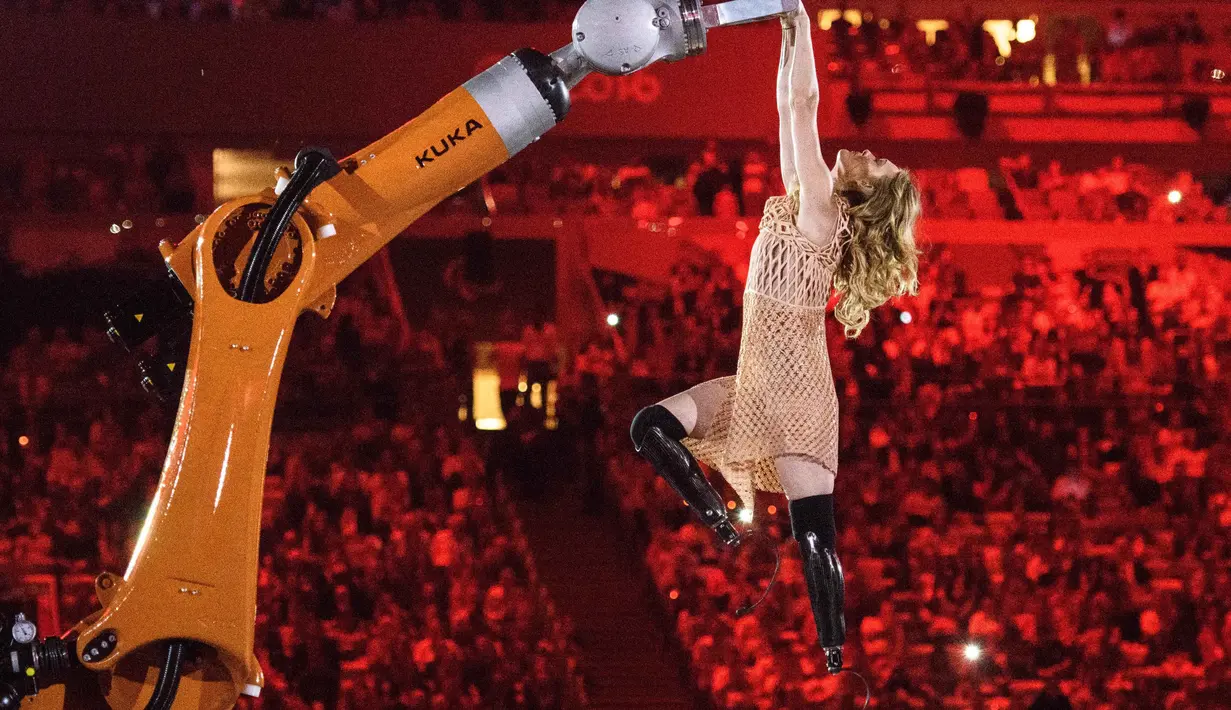 Amy Purdy atlet peselancar es dari Amerika Serikat berdansa bersama robot  pada pembukaan Paralimpik Rio 2016 di Stadion Maracana, Rio de Janeiro (7/8/2016). (AFP/Yasuyoshi Chib)