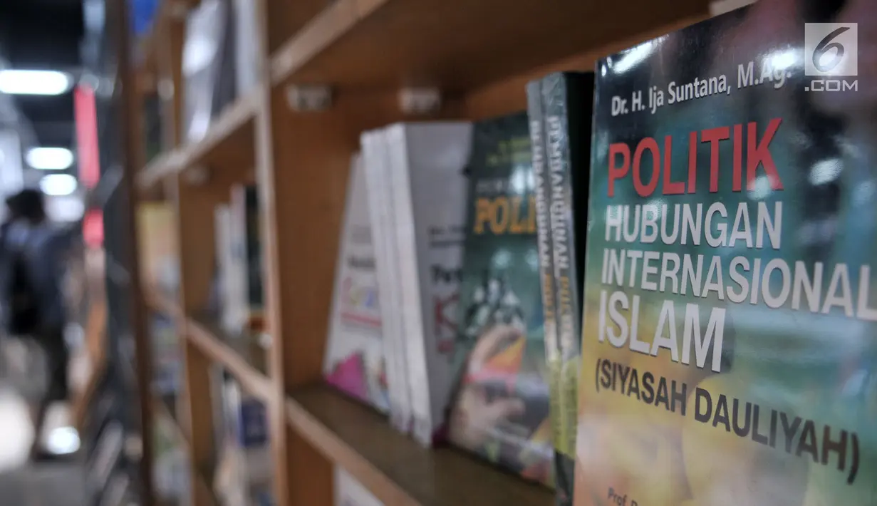 Salah satu buku yang terdapat di pasar buku Jakbook di Pasar Kenari, Jakarta Pusat, Selasa (30/4/2019). Pasar buku murah yang buka dari pukul 08.00 WIB-17.00 WIB ini menjual sejumlah buku, mulai dari buku bacaan hingga pengetahuan, layaknya toko buku. (merdeka.com/Iqbal S. Nugroho)