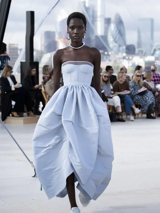 Strapless corset dress dipadu dengan rok parasut berbahan poly faille berwarna biru langit yang pucat. Foto: Document/Alexander McQueen.