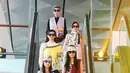 Sejumlah model berdiri di eskalator saat fashion show di Terminal 3 Ultimate Bandara Soekarno Hatta, Tangerang, Banten, Rabu (20/7). Model membawakan busana Mel Ahrya dennen tema Happa. (Liputan6.com/Angga Yuniar)