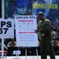 Petugas pertahanan Sipil atau Hansip membantu petugas KPPS dalam menjaga keamanan selama berlangsungnya proses pemungutan suara dalam simulasi pengamanan TPS di Mapolda Metro Jaya, Jakarta, Senin (7/4). (Liputan6.com/Andrian Martinus Tunay)