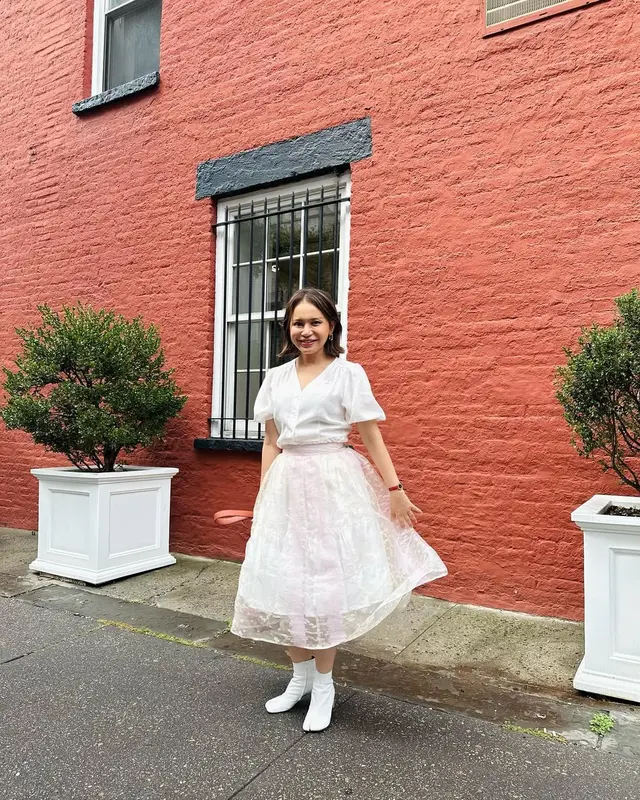 7. Rok Brokat Pastel dan Kemeja Renda, Manis dan Elegan untuk Jalan Santai