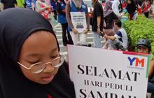 FOTO: Potret Semangat Anak-Anak Yatim Piatu Membersihkan Lingkungan CFD Jakarta dari Sampah-Sampah Berserakan