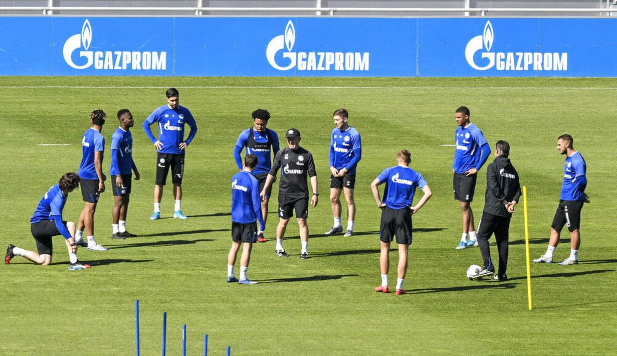 Para pemain FC Schalke 04 saat sesi latihan di Gelsenkirchen, Jerman, Rabu (23/4/2020). FC Schalke 04 menggelar sesi latihan setelah Bundesliga direncanakan akan kembali bergulir pada pada 9 Mei mendatang. (AP/Martin Meissner)