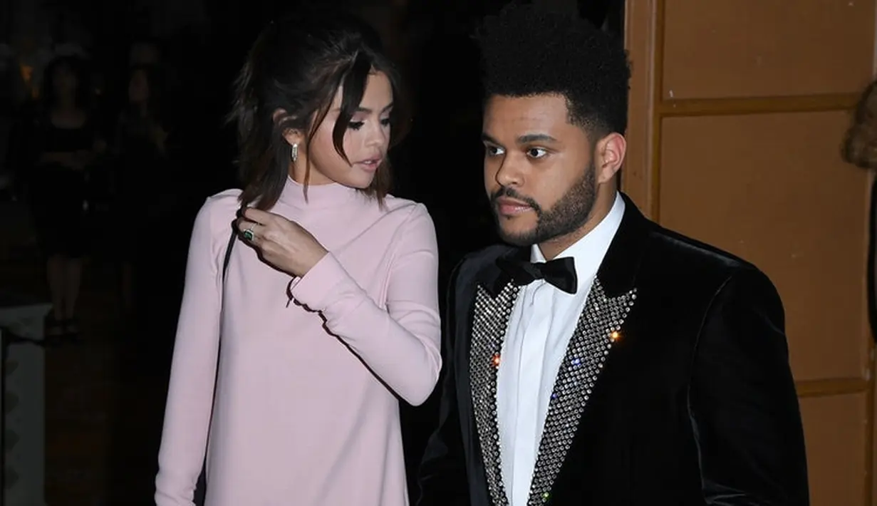 The Weeknd mengejutkan penggemar karena baru saja mengeluarkan album pertama usai putus dari Selena Gomez. Tentu saja ia menuliskan lagu patah hati soal mantannya itu. (Elite Day)