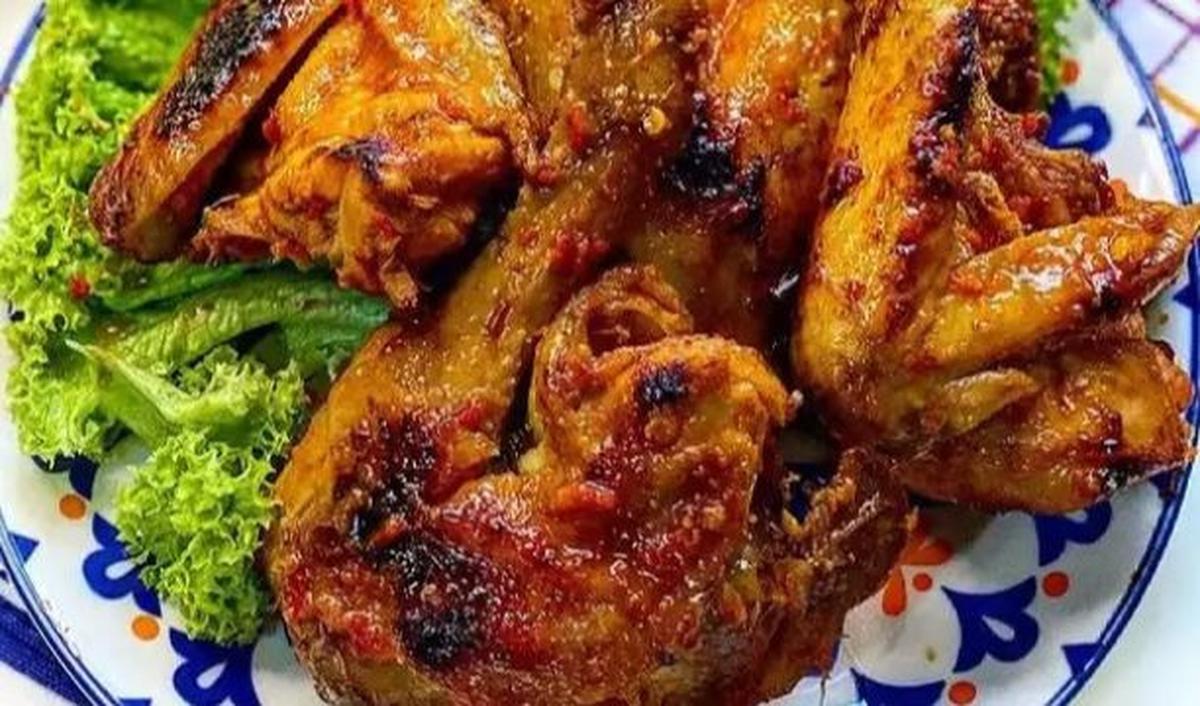 Bahan:<br><br>- 1 ekor ayam kampung<br><br>- 2 buah jeruk nipis<br><br>- 1 sdm kecap manis<br><br>- 100 gram gula merah, sisir<br><br>- 3 lembar daun jeruk, sobek-sobek<br><br>- 2 batang serai, geprek<br><br>- 500 ml santan dan air