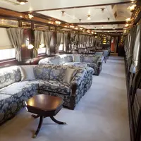 Menaiki kereta mewah jadi salah satu alternatif dalam menikmatii perjalanan.