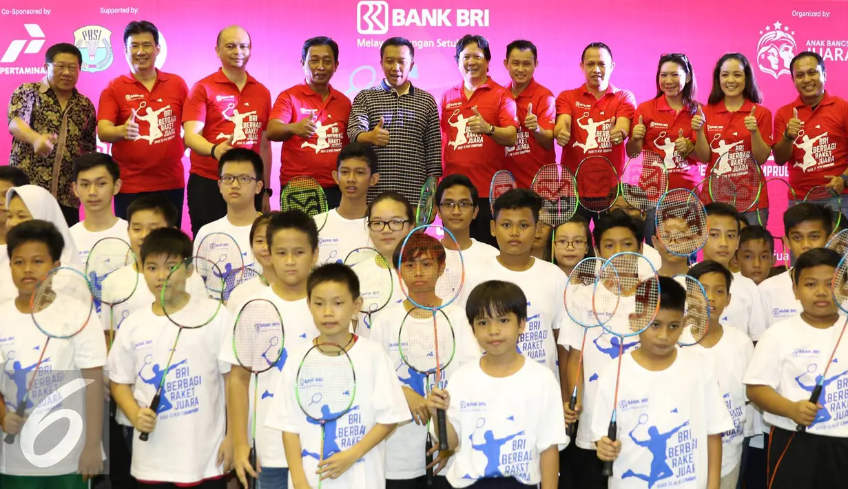 Menpora Imam Nahrawi bersama legenda bulu tangkis dan anak-anak berfoto bersama dalam acara bertajuk BRI Berbagi Raket Juara Road to The Mext Champions di Jakarta, Sabtu (1/10). (Liputan6.com/Immanuel Antonius)