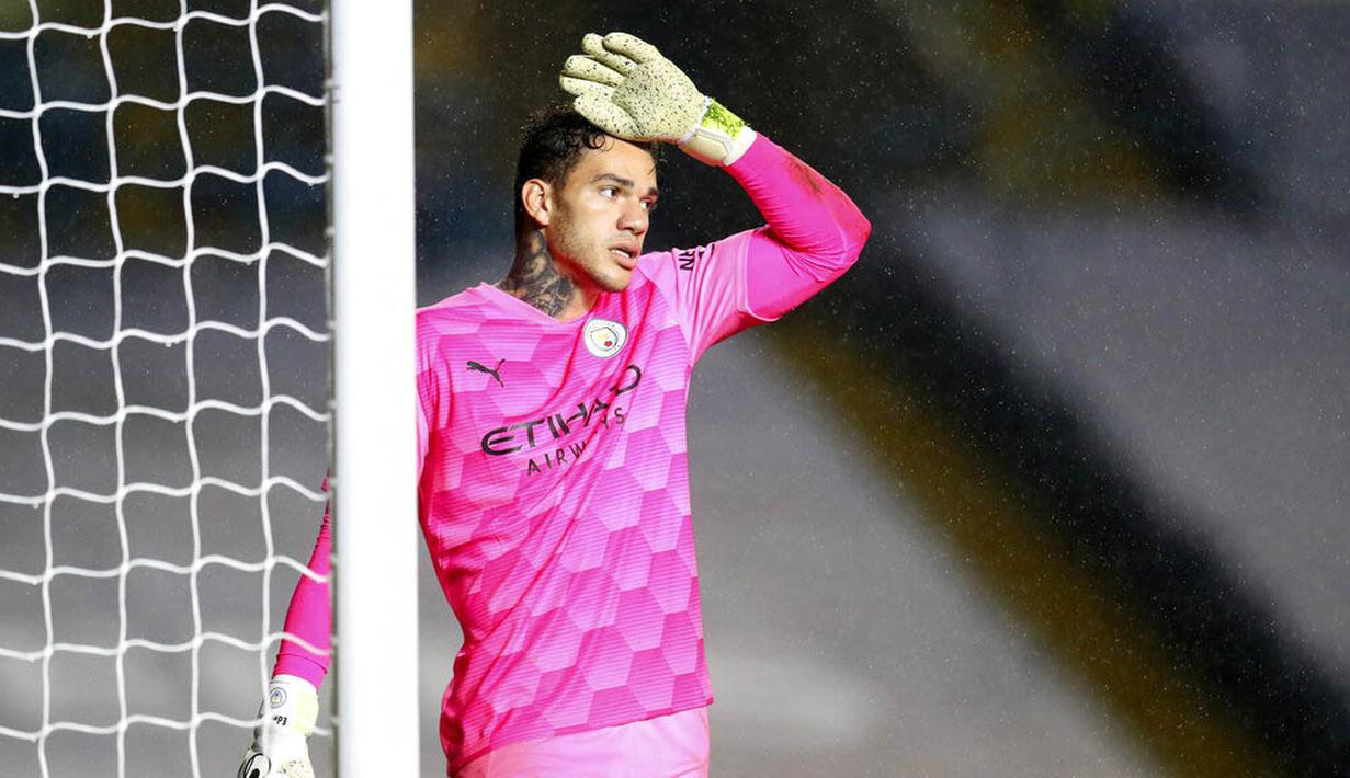 Kiper Manchester City, Ederson, tampak kewalahan saat digempur pemain Leeds United pada laga Liga Inggris di Stadion Elland Road, Sabtu (3/10/2020). Kedua tim bermain imbang 1-1. (Cath Ivill/Pool via AP)
