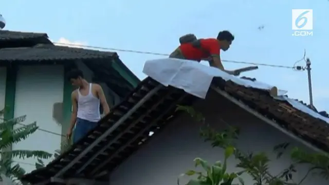 Setelah dihantam puting beliung, warga Yogyakarta mulai membenahi area lingkungan rumah mereka.