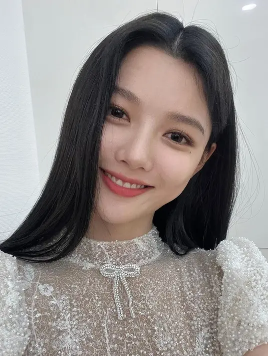 Puncak popultarisnya terjadi di tahun 2012. Saat itu, Kim Yoo Jung berperan dalam drama periode fantasi Moon Embracing the Sun. (FOTO: instagram.com/you_r_love/)