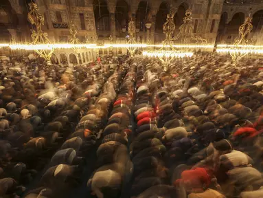 Umat Muslim melakukan sholat tarawih menjelang hari pertama bulan suci Ramadhan di Turki, di Masjid Hagia Sophia di Istanbul, Jumat (1/4/2022). Masjid Agung Hagia Sophia mengadakan sholat tarawih pertama kali dalam 88 tahun. (AP Photo/Emrah Gurel)