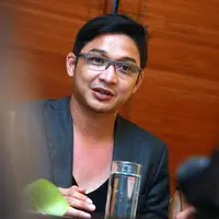 "Onci sama Enda setuju 2 minggu lalu. Mas Makki 3 bulan, tapi omongan ini sudah dari 3 tahun yang lalu. Tapi ya itu hingga sekarang kami ada, menandakan kami solid, kokoh.” ujar vokalis ganteng ini. (Deki Prayoga/Bintang.com)