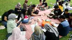 Sejumlah warga sedang membaca buku di taman Lapangan Banteng, Jakarta, Sabtu (27/5/2023). (Liputan6.com/Herman Zakharia)