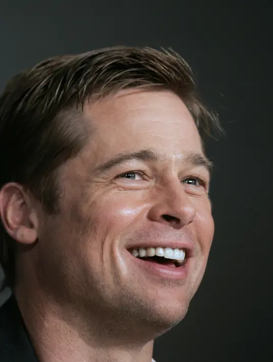 Selain itu, Pitt juga merasa sedih ketika dituduh melakukan kekerasan terhadap anaknya, Maddox, saat melakukan perjalan menuju Perancis di Pesawat pribadinya. Padahal ada sumber yang mengatakan jika Pitt tak melakukan itu. (AFP/Bintang.com)