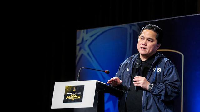 Ketum PSSI Erick Thohir dalam acara Malam Apresiasi Piala Presiden 2024 di SCTV Tower, Kamis (19/12/2024). (c) Bola.net/Bagaskara Lazuardi