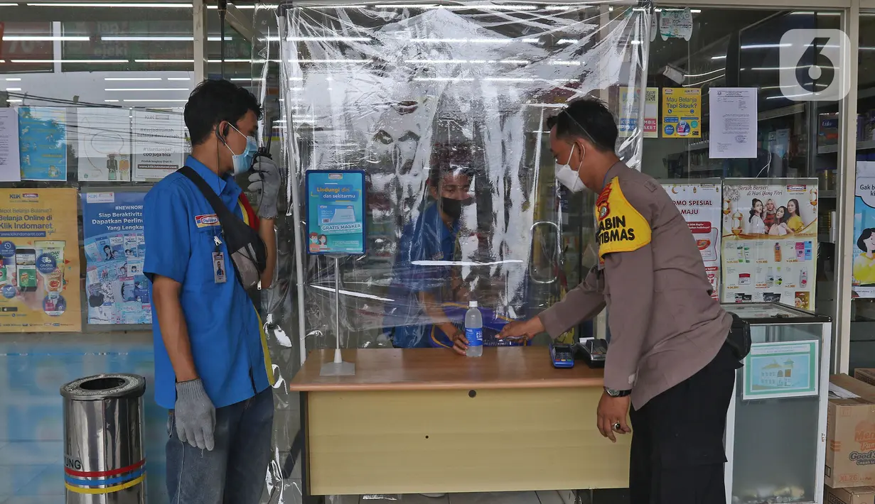 Petugas sedang berbelanja di minimarket di Jalan As-Syafiiyah, Cipayung, Jakarta Timur, Jumat (21/5/2021). Kawasan tersebut memberlakukan mikro lockdown serta tes usap PCR secara massal. (Liputan6.com/Herman Zakharia)