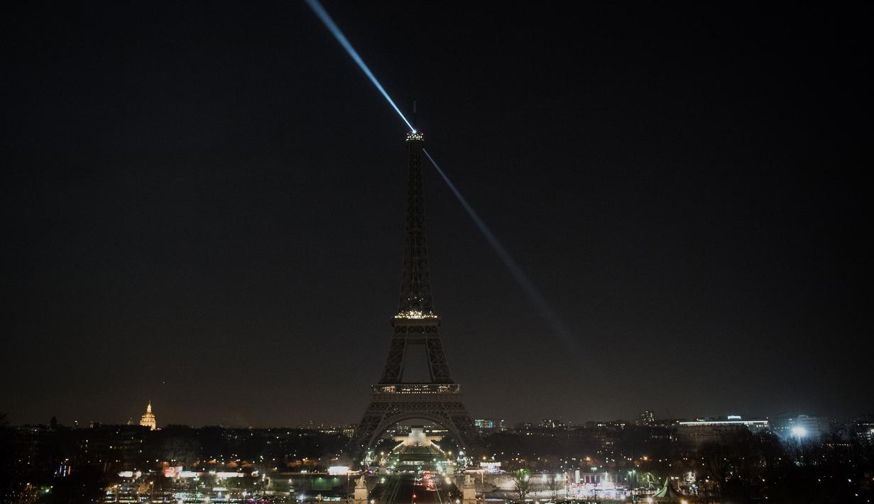 Pemandangan lampu gemerlap di Menara Eiffel, Paris yang dipadamkan, Rabu (14/12). Pemadaman itu sebagai bentuk dukungan bagi masyarakat di Aleppo, Suriah, sekaligus memprotes pertempuran yang terjadi di kota tersebut. (AFP PHOTO/PHILIPPE LOPEZ)