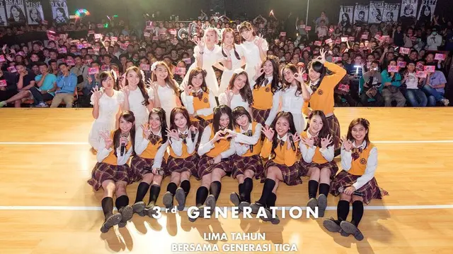Momen Cesen dengan anggota JKT48 generasi ke-3 lainnya.