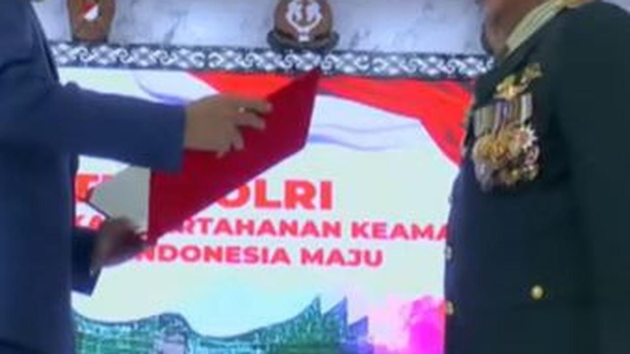 VIDEO: Detik-Detik Presiden Jokowi Berikan Prabowo Pangkat Jenderal TNI Bintang 4 Kehormatan