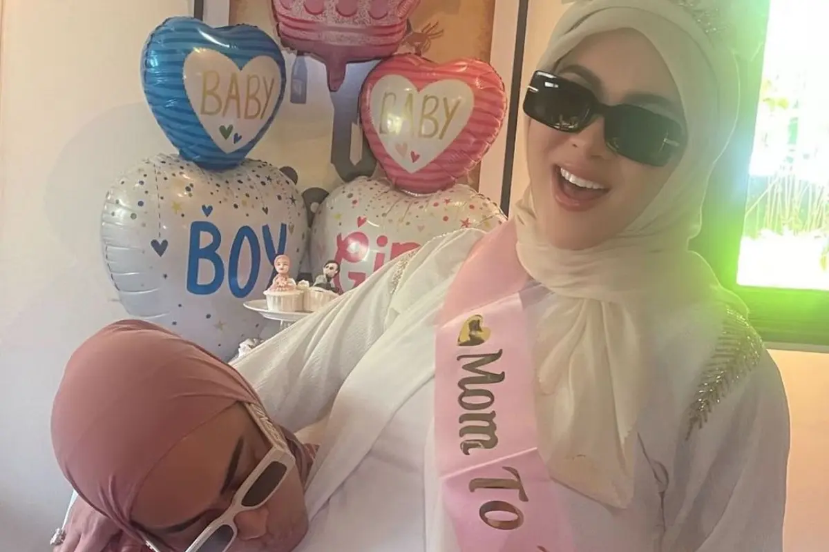 Syahrini saat diberi kejutan baby shower oleh ibu dan adiknya