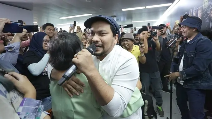 [Fimela] Tompi dan Glenn Fredly Ngamen