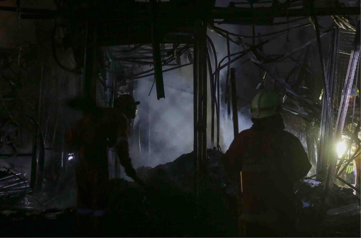 FOTO: Api Lahap Pasar Taman Puring, 500 Kios Hangus Terbakar