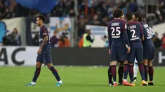 Pemain Paris Saint-Germain, Neymar berjalan di lapangan usai mendapat kartu merah ketika menghadapi Olympique Marseille pada Liga Prancis (Ligue 1) di Stadion Velodrome, Minggu (22/10). PSG ditahan Olympique Marseille 2-2 . (Valery HACHE/AFP)